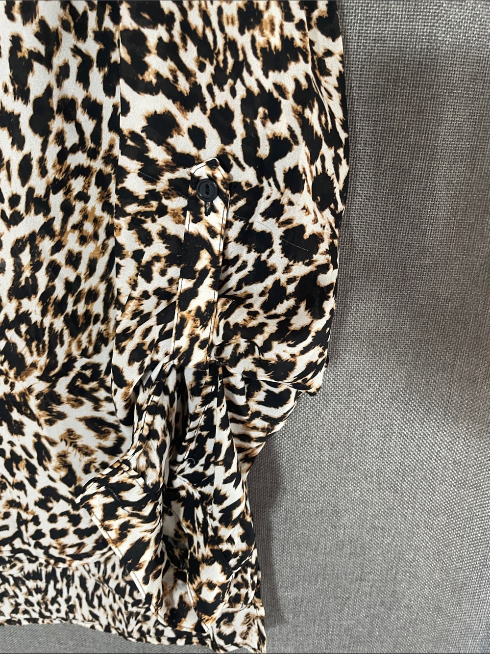 a.n.a. Leopard Animal Print V-Neck Blouse Roll Tab Sleeve M - Picture 2 of 9